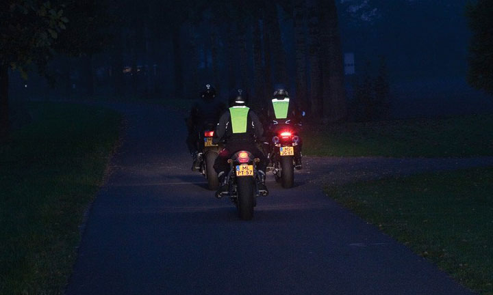 How to safely ride a motorcycle