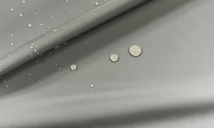 Tela reflectante impermeable: cómo funciona y sus usos
